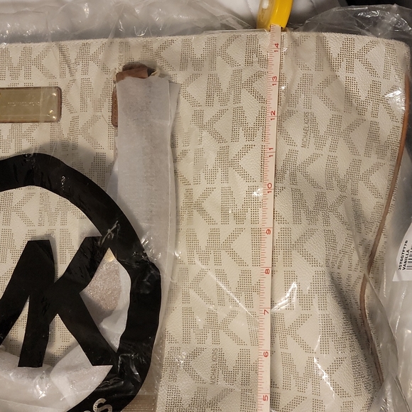 NWT MK Vanilla Jet Set Travel/weekender tote - Picture 8 of 8